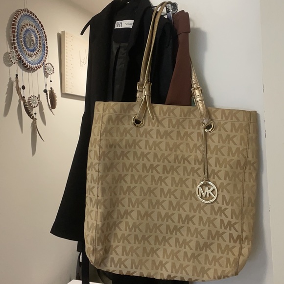 Michael Kors signature canvas jet set tote - Picture 3 of 11